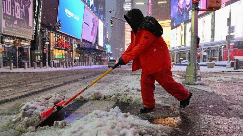 Grande tempestade de neve atinge Nova York e nordeste dos EUA