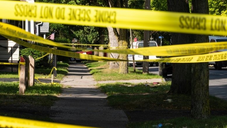 Vídeo: Policiais algemam e jogam spray de pimenta em menina de 9 anos nos EUA