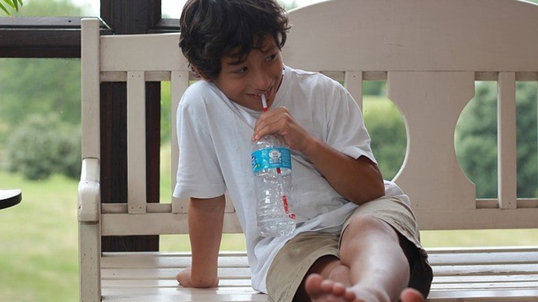 6 dicas para incentivar seu filho a beber água
