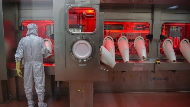 Maior fabricante de vacinas do mundo tem ordem para priorizar a Índia