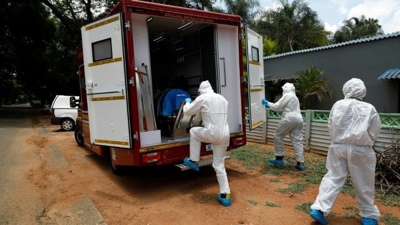 'Fazemos fila para morrer': o cansaço dos profissionais de saúde na África do Sul
