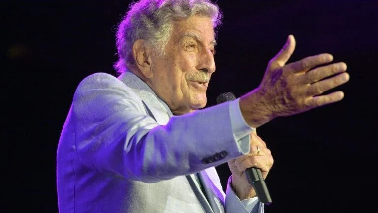 Lendário cantor Tony Bennett revela diagnóstico de Alzheimer