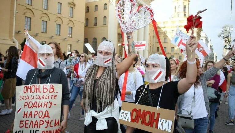 Polícia de Belarus faz busca em cerca de vinte casas de opositores e jornalistas