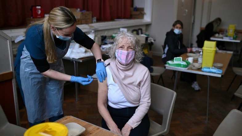 Reino Unido vacinará contra a covid-19 por idade e não por profissão