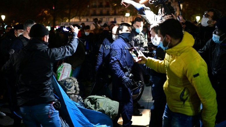 Requerentes de asilo 'condenados a estar nas ruas' em Paris