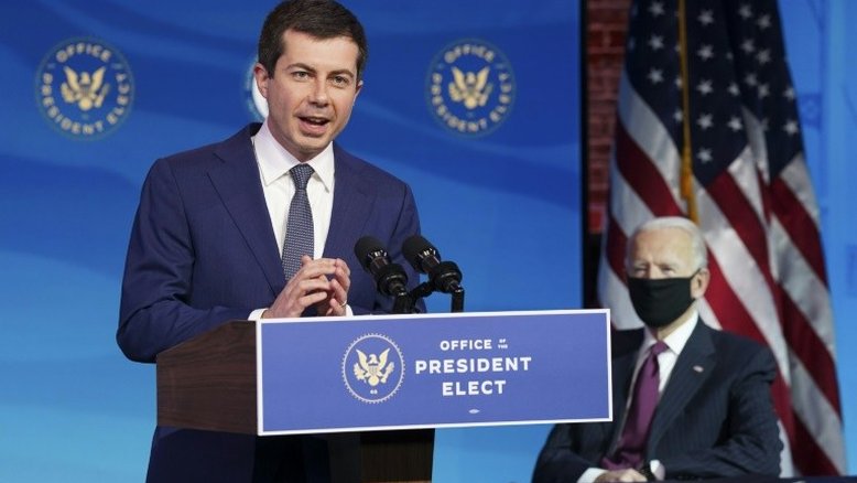 Buttigieg se torna o primeiro membro abertamente gay de um gabinete dos EUA