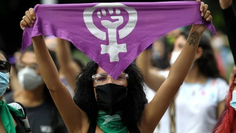 Saiba o que é sororidade feminina e confira 6 dicas de como praticá-la