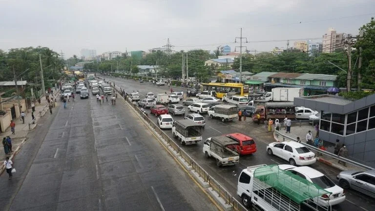 Operação "carros avariados" em Yangon para bloquear os militares