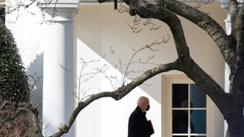 Trump segue vociferando, Biden o ignora