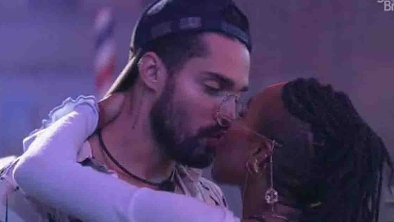BBB21: Mãe de Arcrebiano faz orações para filho se afastar de Karol Conká