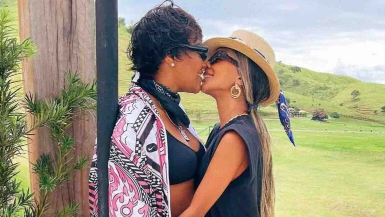 Ludmilla posta foto de beijo em Brunna e se declara: ‘Com você tudo fica tão leve’