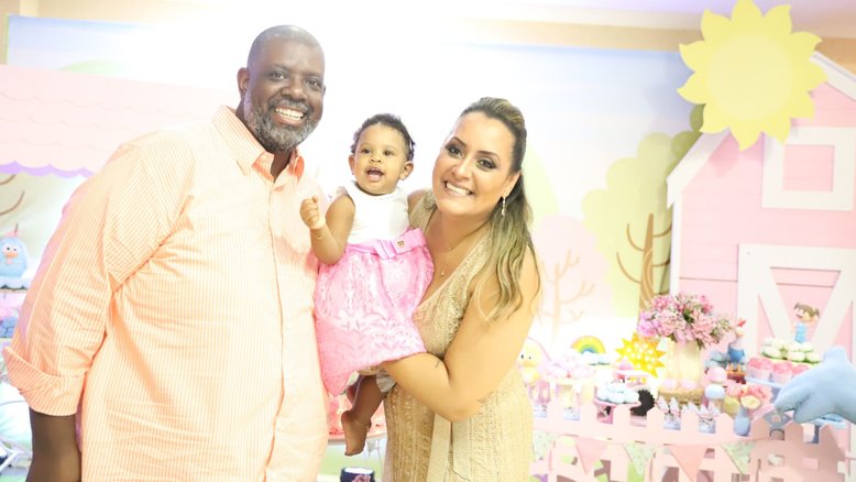 Filha caçula de Péricles faz 1 ano e cantor comemora com festa restrita