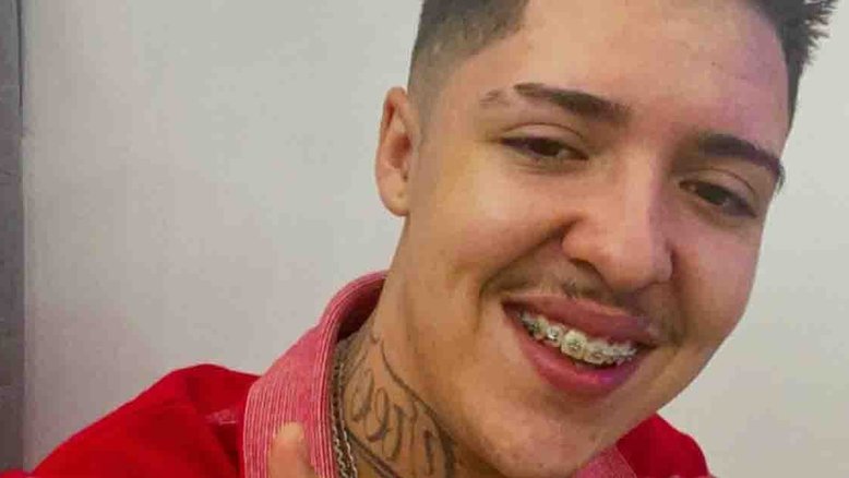 MC Salvador da Rima é detido em casa; vídeo mostra PMs enforcando o cantor