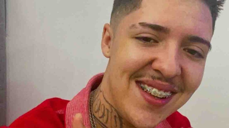MC Salvador da Rima é detido em casa; vídeo mostra PMs enforcando o cantor
