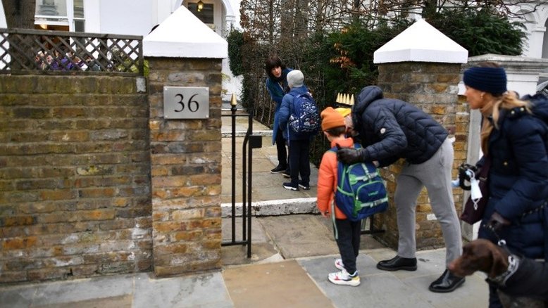 Escolas inglesas reabrem enquanto outros países endurecem restrições anticovid