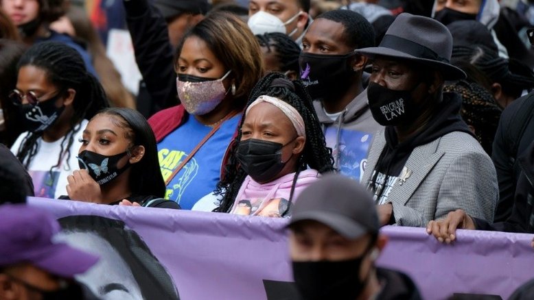 Manifestantes pedem justiça um ano após morte de Breonna Taylor nos EUA