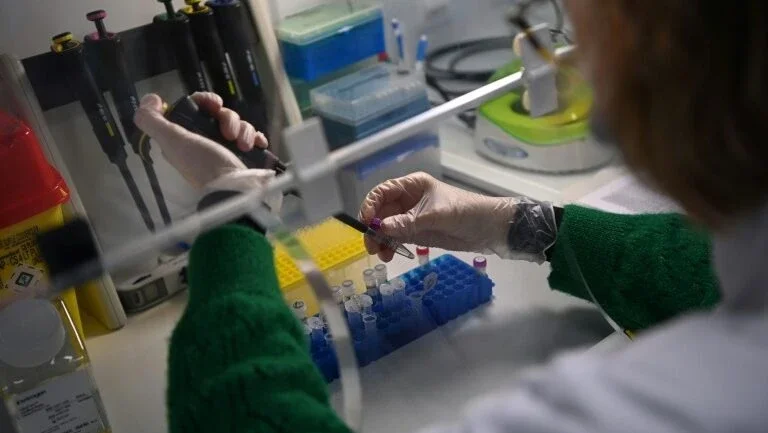 Variante inglesa da Covid-19 é 64% mais mortal, afirma estudo