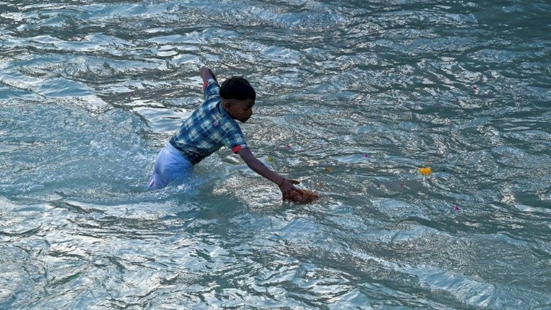 Rio sagrado Ganges, um maná para os caçadores de tesouro na Índia
