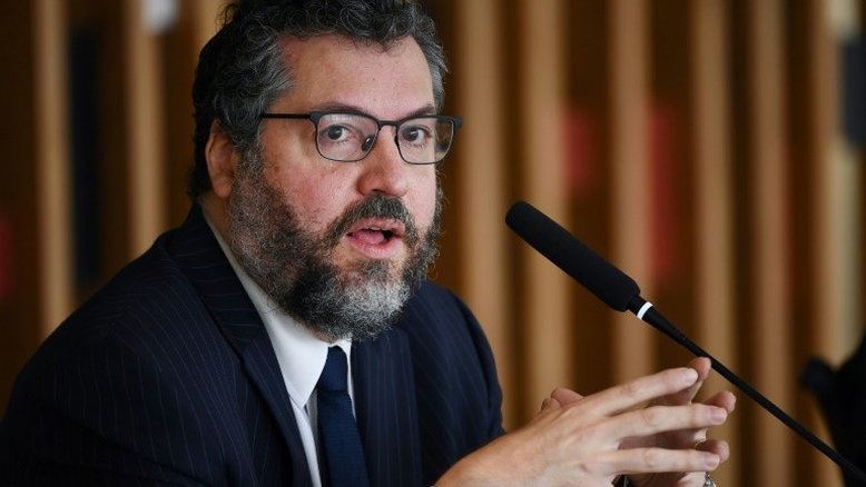 Demitido, Ernesto Araújo diz que País é alvo de projeto para 'roubar dignidade espiritual'