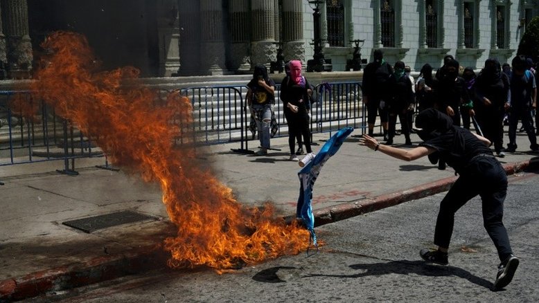 Marcha na véspera do Dia Internacional da Mulher termina em vandalismo na Guatemala