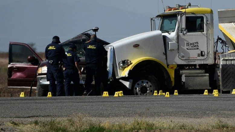 Colisão entre veículo de passageiros e caminhão deixa 13 mortos na Califórnia