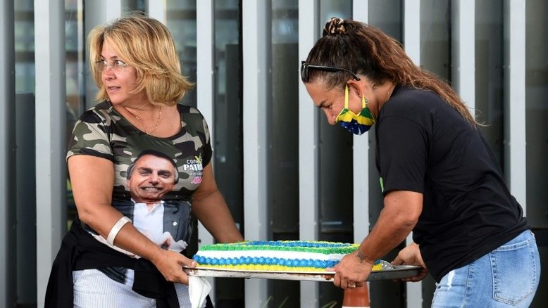 Bolsonaro aproveita seu aniversário para voltar a atacar restrições da pandemia
