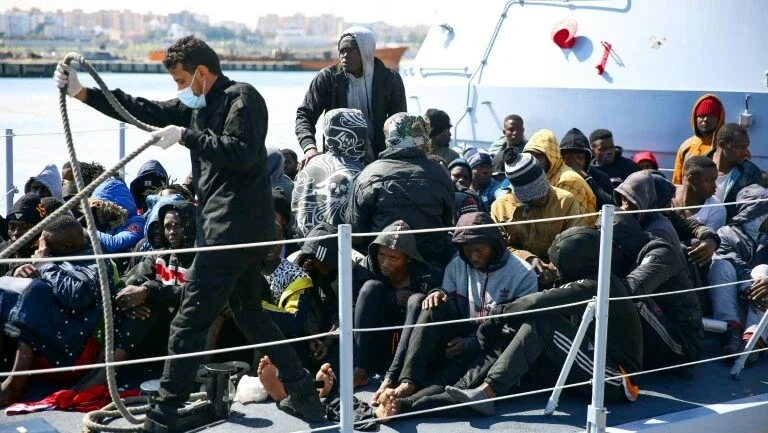 Exército líbio liberta 120 migrantes mantidos como reféns
