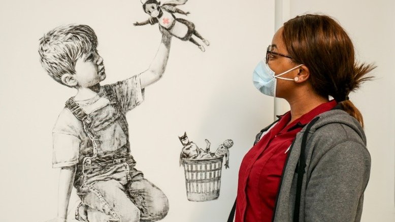 Obra de Banksy vai a leilão para ajudar o Serviço de Saúde britânico