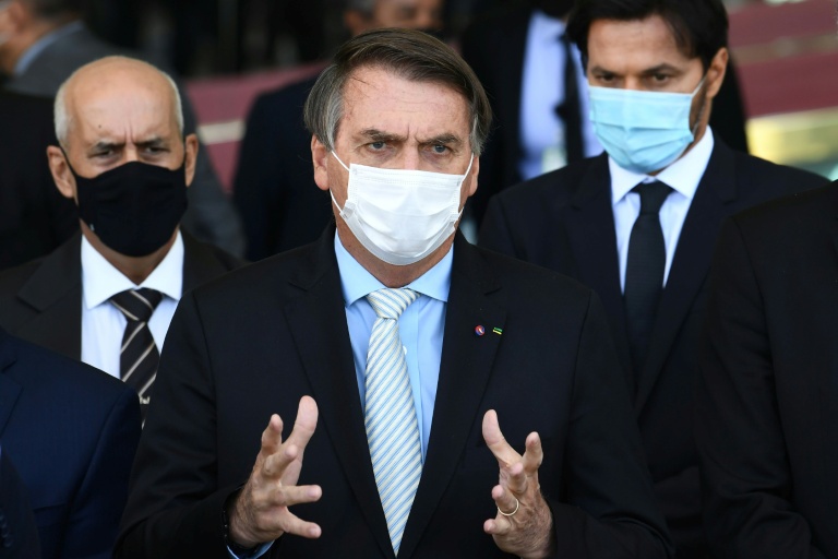Bolsonaro sob pressão para assumir luta contra a pandemia no país