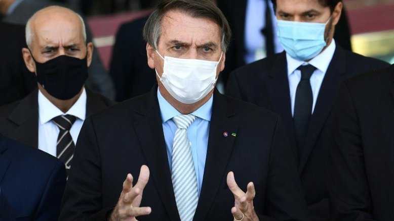 Bolsonaro sob pressão para assumir luta contra a pandemia no país