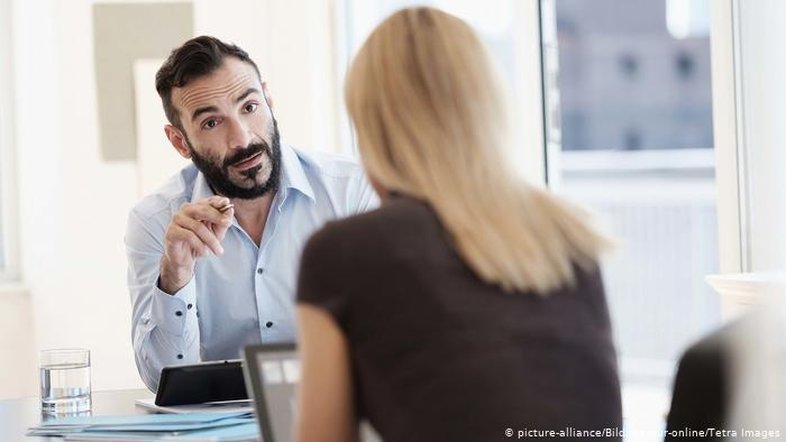 Conversas quase nunca terminam no momento certo, revela estudo
