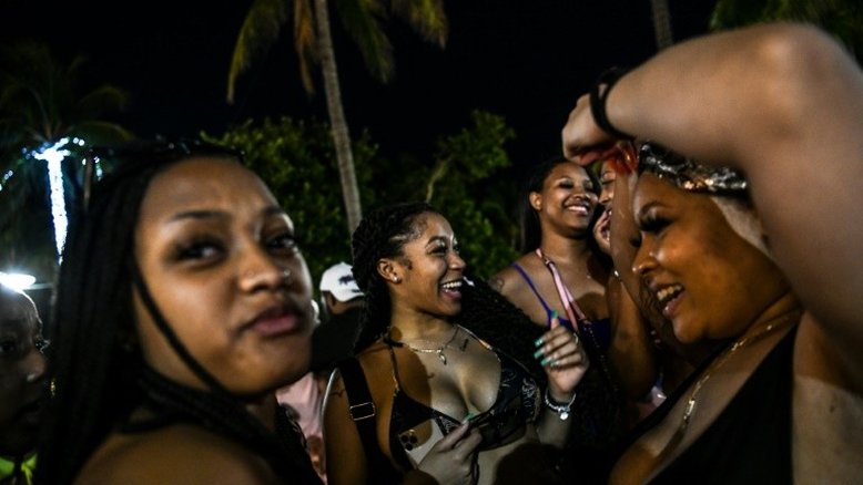 Entre frustração e festas, Miami vive aglomerações durante a pandemia