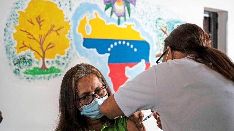 Venezuela começa vacinação de professores contra a covid-19