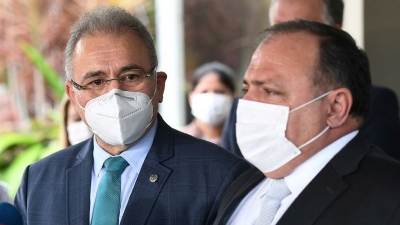 Brasil enfrenta pior fase da pandemia com dois ministros da Saúde