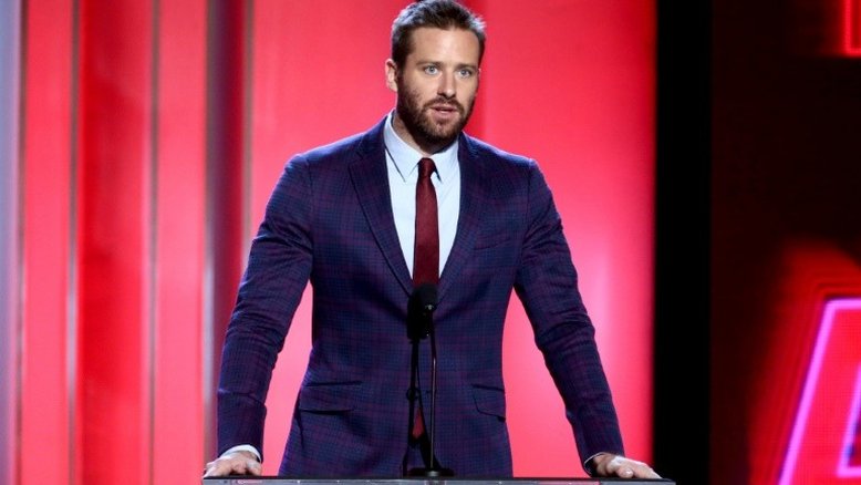 Acusado de estupro e canibalismo, Armie Hammer está namorando, diz revista