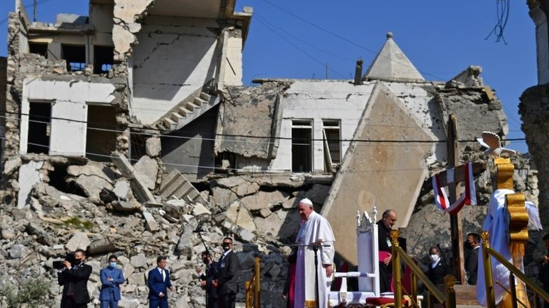 Papa reza pelas "vítimas da guerra" em Mossul, devastada pelo EI