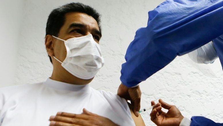 'Estou vacinado', Maduro recebe primeira dose da vacina russa Sputnik V