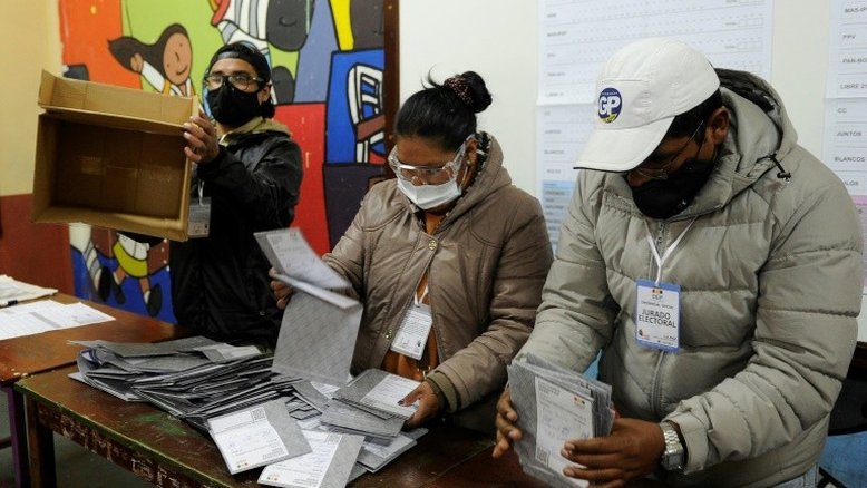 Bolívia elege governadores e prefeitos com más previsões para o partido no poder