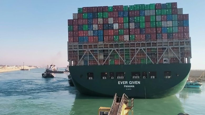 Cargueiro bloqueado no Canal de Suez foi reorientado em 80% para 'direção correta'
