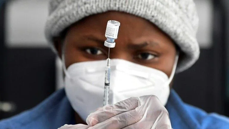 EUA supera as 100 milhões de doses de vacinas aplicadas contra a covid-19