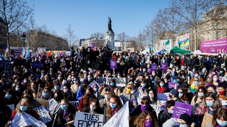 Mulheres se manifestam na França em defesa de seus direitos