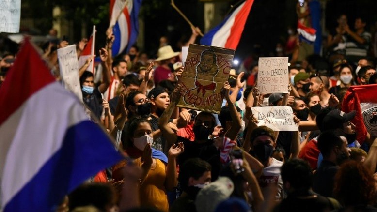 Manifestantes insistem em pedir a renúncia do presidente do Paraguai