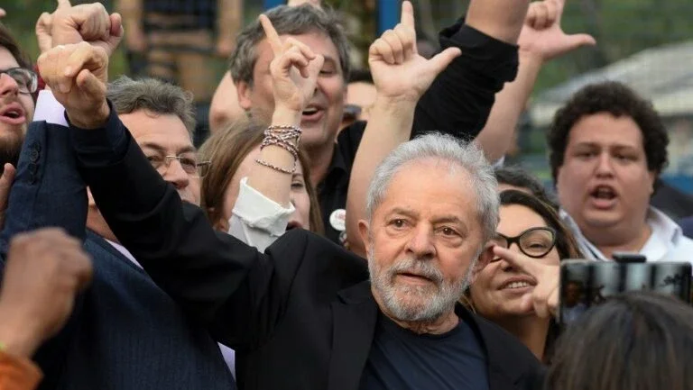 Retorno de Lula redistribui as cartas no Brasil de Bolsonaro