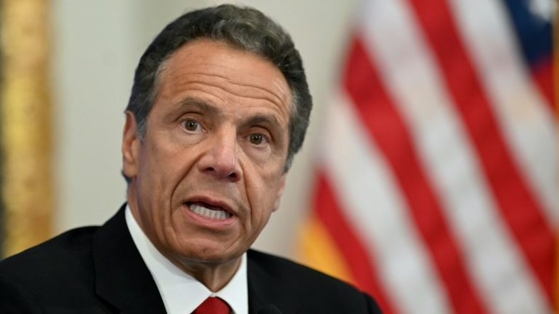 Governador de NY insiste em manter o cargo apesar de pedidos de renúncia
