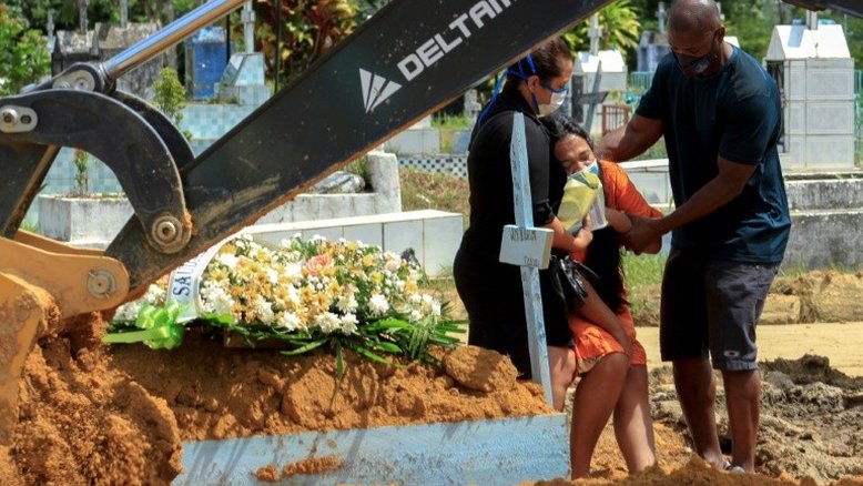 À beira do colapso, Brasil enfrenta a fase mais mortal da pandemia