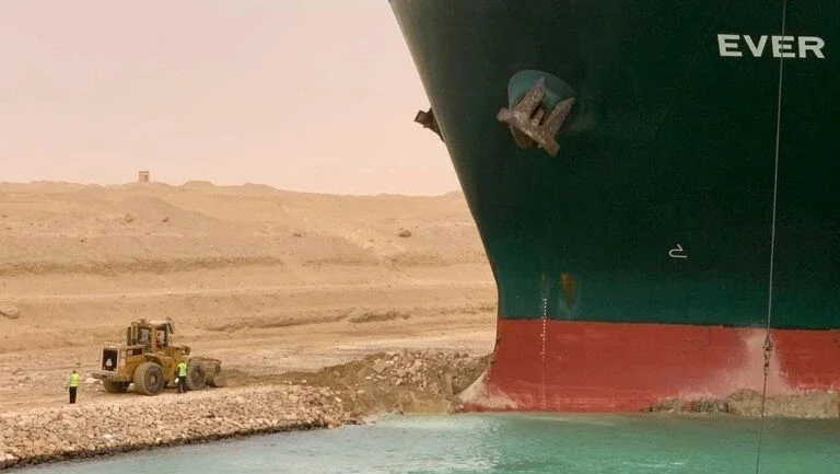 O que se sabe sobre o bloqueio do Canal de Suez por um navio encalhado