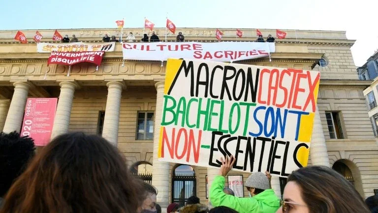 Teatro ocupado em Paris para denunciar a 