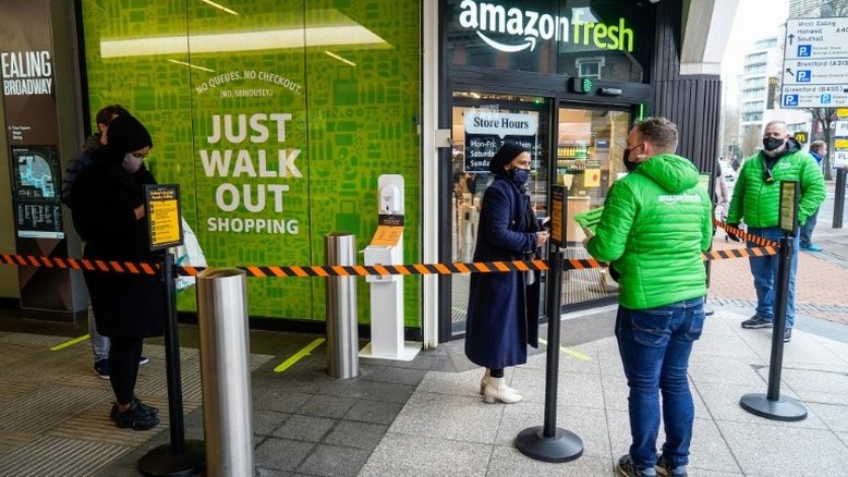 Clientes não precisam passar no caixa em novo supermercado da Amazon em Londres