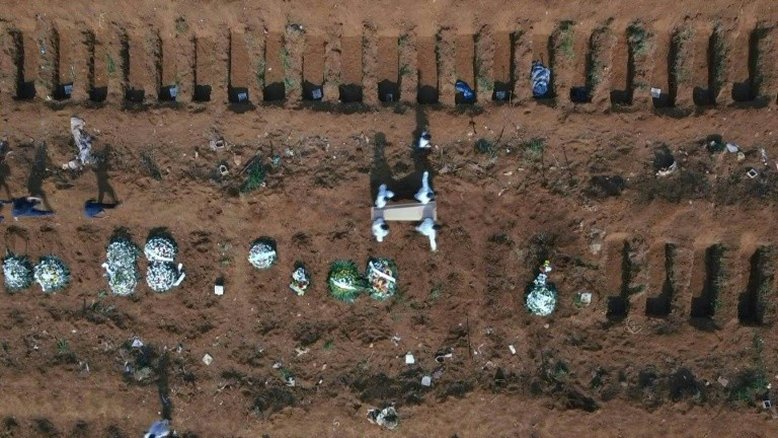 Brasil ultrapassa 330 mil mortes pela covid-19; média diária é de 2.800 óbitos