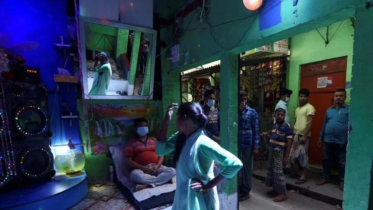 Rumores sobre covid-19 dificultam vacinação das prostitutas de Bangladesh